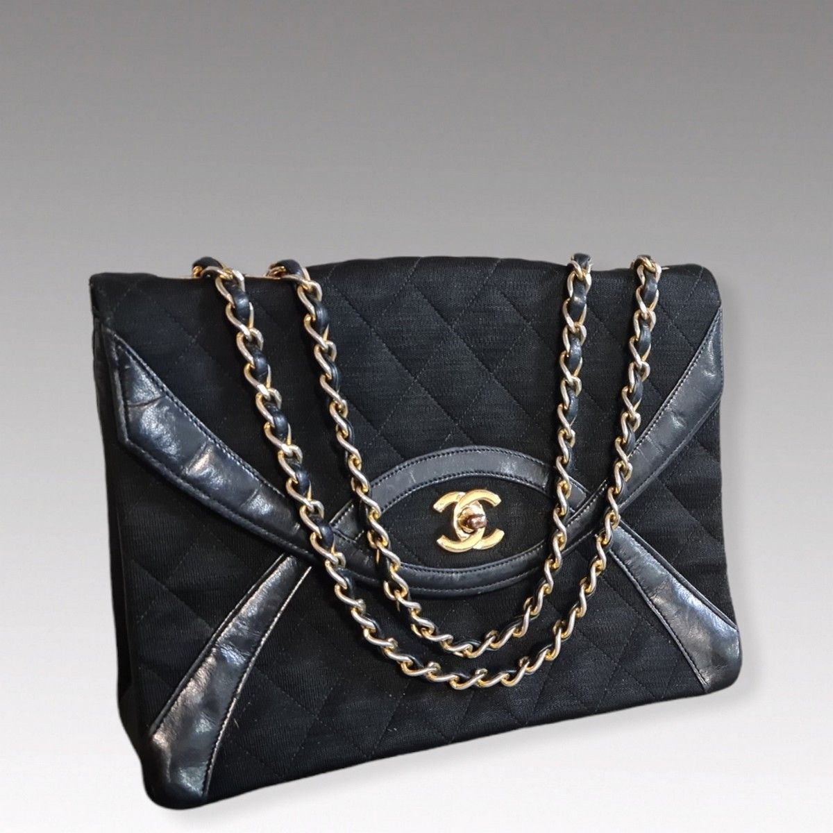 Null CHANEL circa 1985 - Bolso de 25 cm de jersey acolchado y piel de cordero ne&hellip;