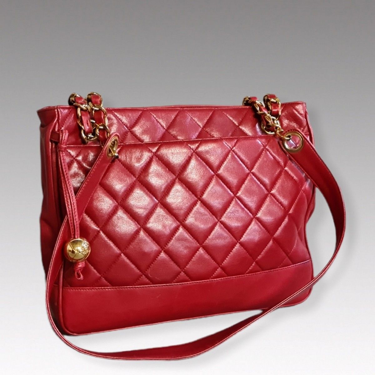 Null CHANEL circa 1990 - SAC cabas 27 cm en cuir agneau cerise partiellement mat&hellip;