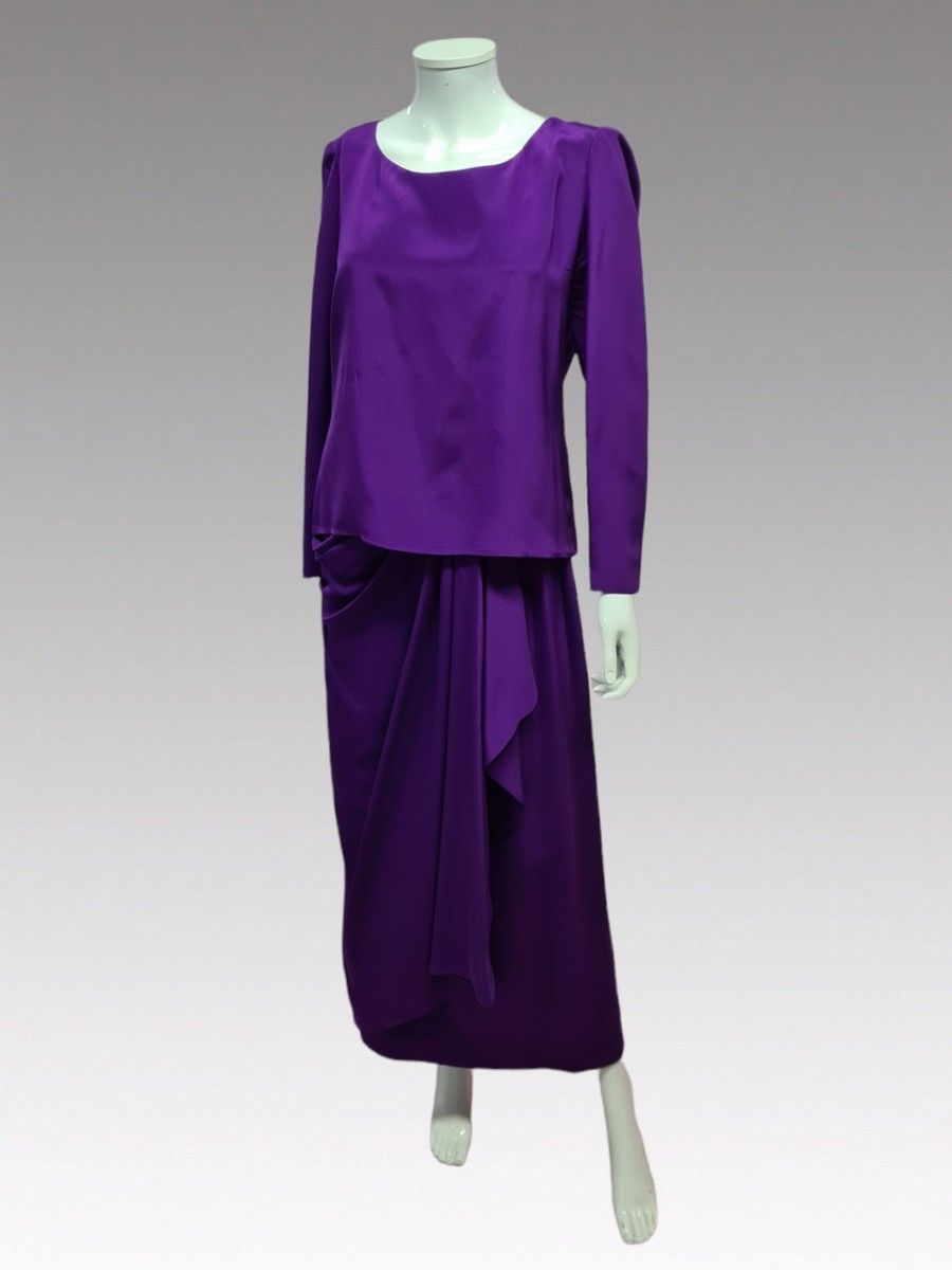 Null Hanae MORI - 紫水晶绉绸服装，由上衣、圆领、长袖和带垂褶的裙子组成。白色的爪子，棕色的图形。T.42.



专家 | 内阁 CHOMBE&hellip;