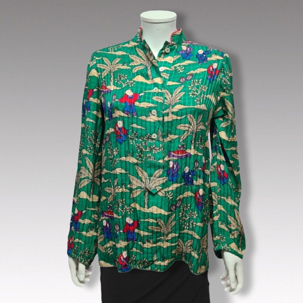 Null Jules François Crahay约1975年设计的LANVIN精品店 - 丝质绉绸BLOUSE，翡翠绿背景上印有中国风图案，军官领，单胸，长&hellip;