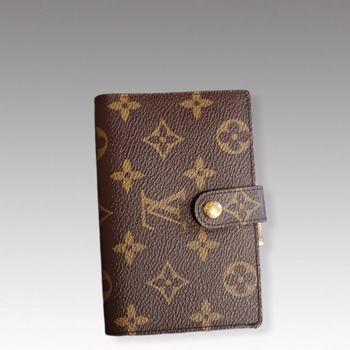 Null Louis VUITTON 1995年 - Monogram帆布钱包, 口袋上的按扣，内有卡片夹，钱包。

状况非常好。



专家 | 内阁 CHO&hellip;