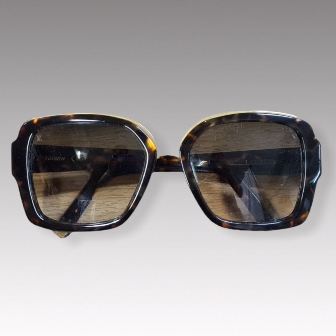 Null Louis VUITTON - PAIR OF SUNGLASSES in acetate, smoked glasses, gilded metal&hellip;
