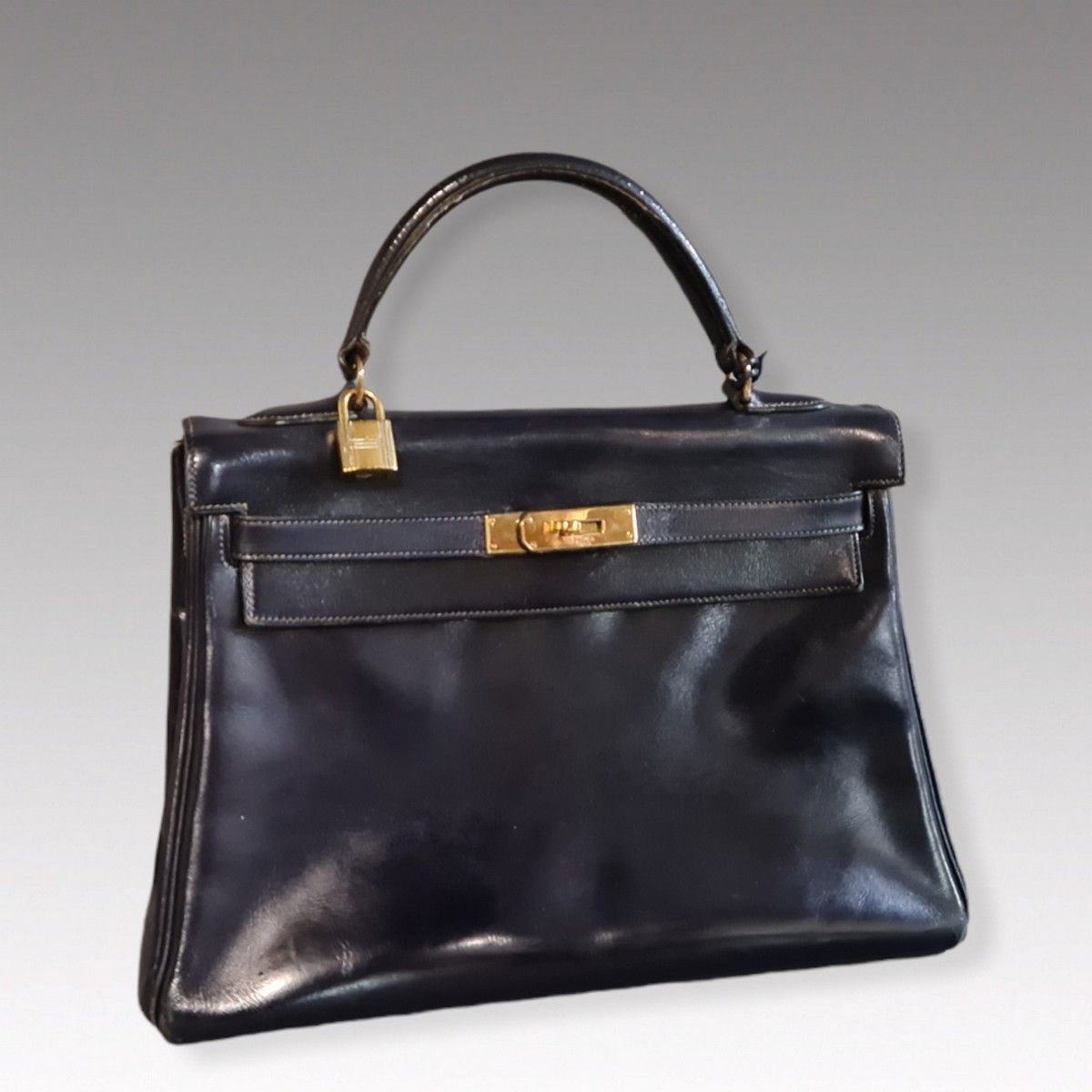 Null HERMES Paris - BOLSA "Kelly Retourné" 33 cm en estuche azul marino, cierres&hellip;