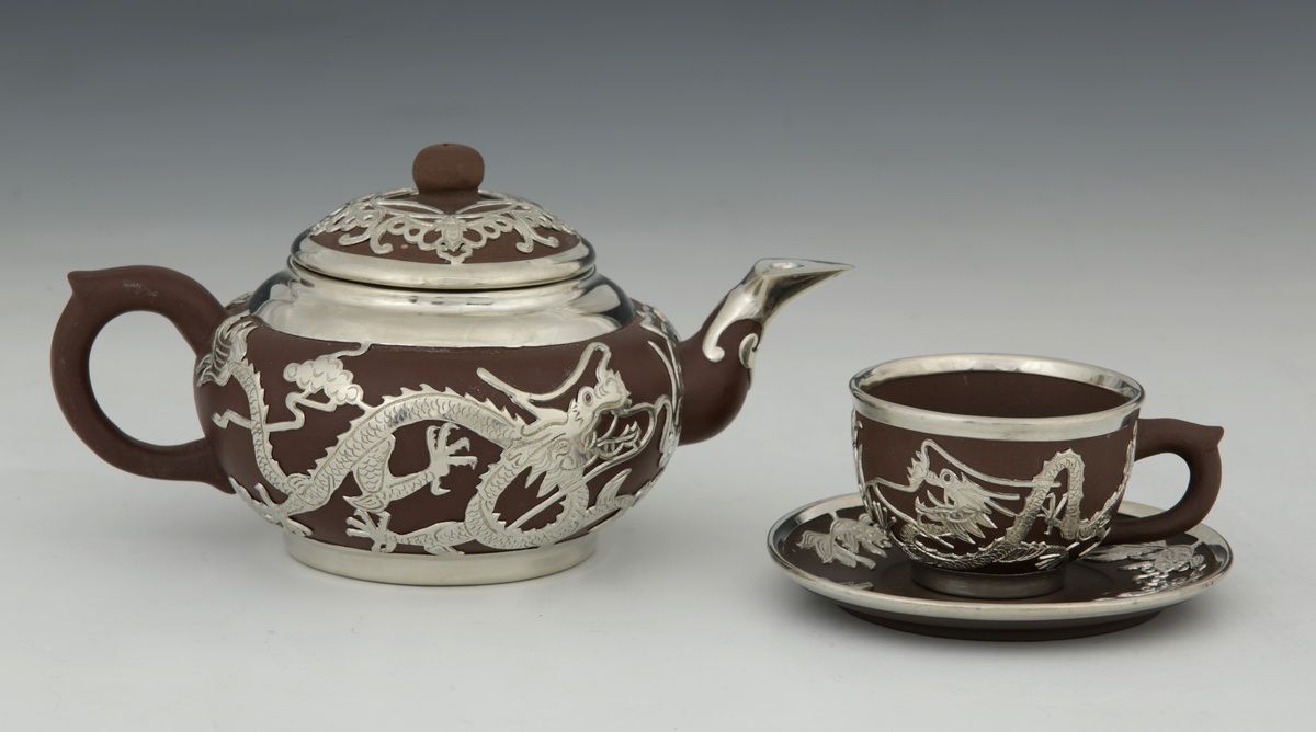 Null 5件棕色炻器茶具，银色金属框架 - 中国现代，框架上有龙和锦鲤的装饰。

- 4个杯子（D. 6,5厘米）和碟子

- 1个茶壶 - 高10厘米

装&hellip;