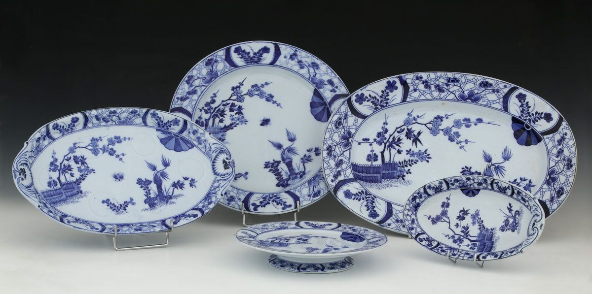 Null CREIL ET MONTEREAU - 日本模型 - 桌具54件，采用19世纪末的优质青瓷，蓝色单色装饰。

- 24个餐盘 - 直径25.5厘米（&hellip;