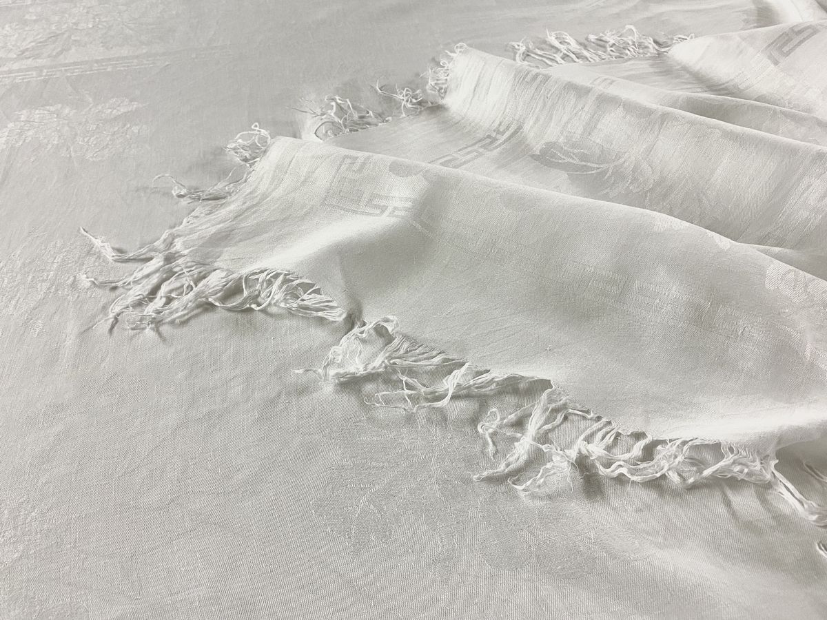 Null 19世纪末的白色棉质大马士革地毯，上面有藤蔓和希腊楣饰，边缘有流苏。

154 x 166 cm

TBE (原样)