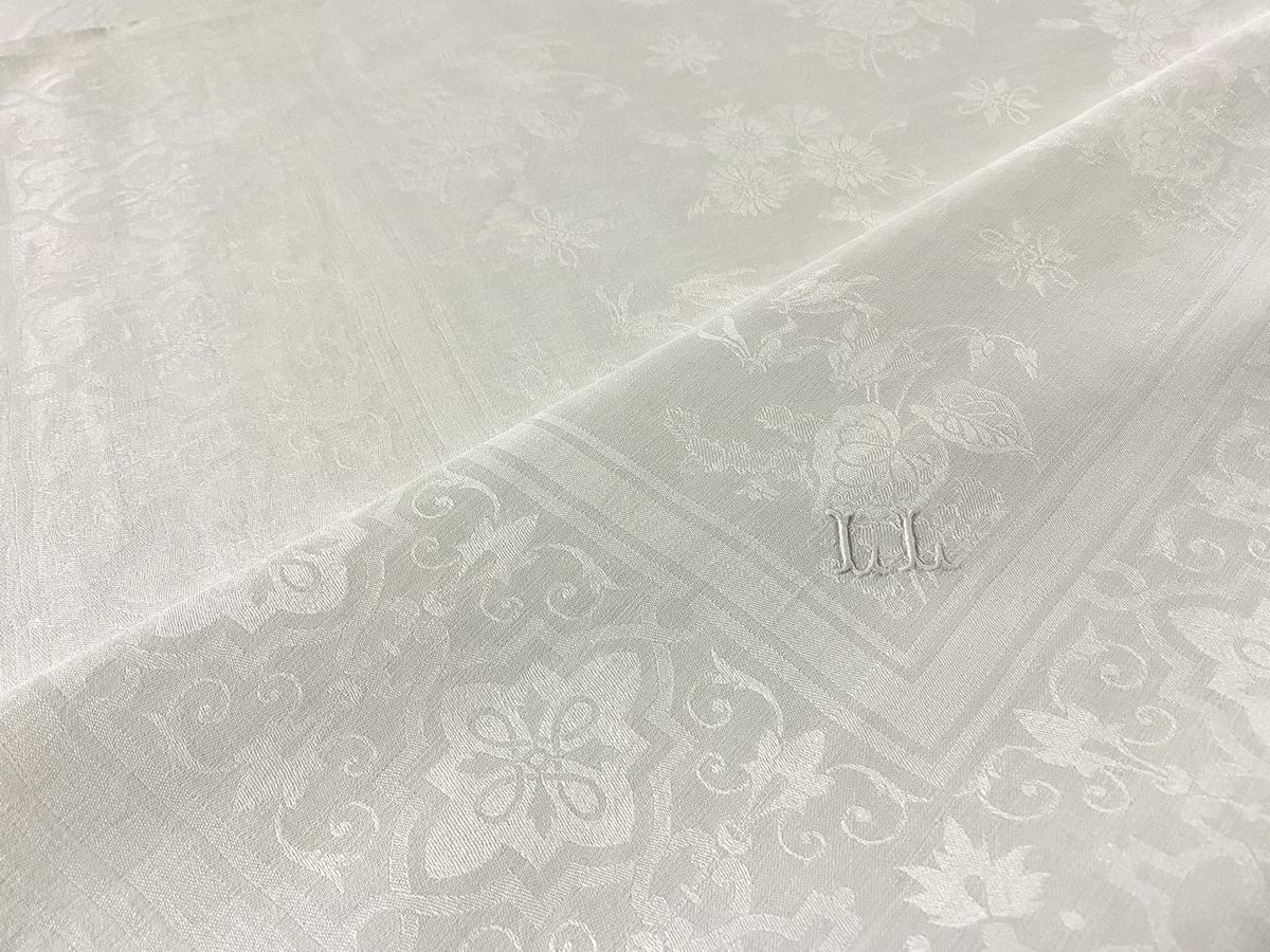 Null 非常大的白色棉质大马士革地毯，在19世纪末绣有花纹，叶子的边框和一个角落里的字母LL。

488 x 154 cm

TBE (原样)