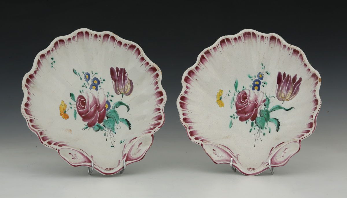 Null 一对斯特拉斯堡风格的贝壳杯 18世纪 约1900年 白陶器，有模棱，花和深红色梳子的多色装饰

 约瑟夫-汉农的伪命题

21 x 21.5 cm

&hellip;