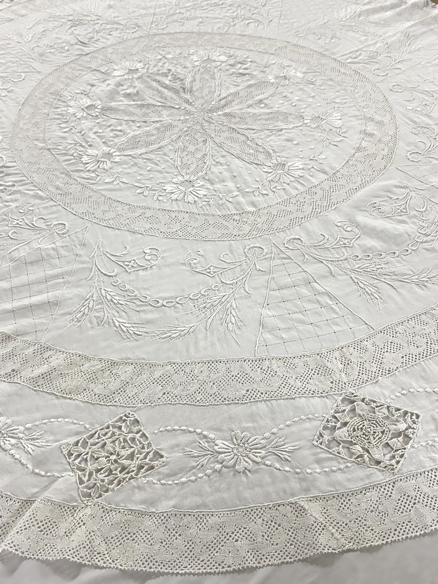 Null SMALL ROUND NAPP in white thread embroidered and inscribed with lace Circa &hellip;