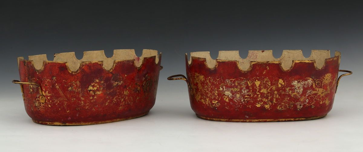 Null 一对金属板彩绘玻璃杯 1800年左右，红色背景上有金银藤蔓装饰

10.5 x 27 x 20.5厘米

(装饰的磨损和修复)
