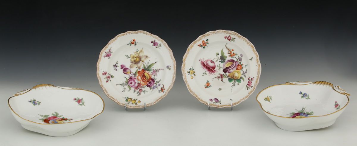 Null 一对 "COUPES COQUILLE ET PAIRE D'ASSIETTES RONDES "底部移动 - 法国和萨克森州，19世纪，白瓷，多色花&hellip;