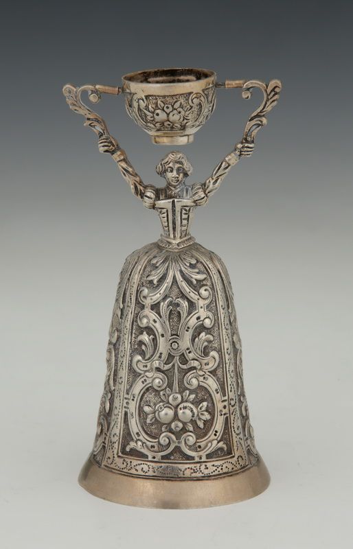 Null WAGER银杯835 Millièmes，十九世纪末的外国作品，文艺复兴时期的装饰，一个女人拿着一个装饰有水果的杯子。

荷兰的进口标志

P.142&hellip;