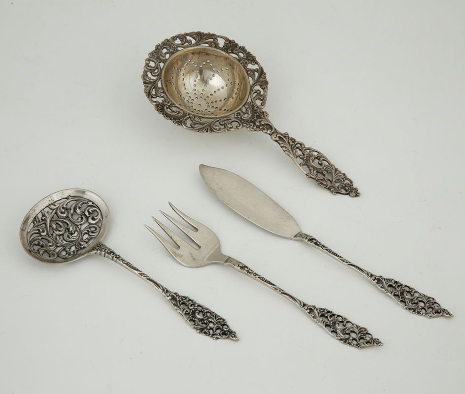 Null 一套三件套和一个茶盘，银质833米，荷兰威廉姆统治时期，有18世纪的罗卡伊尔和镂空卷轴的装饰，茶盘上有1945-1946的印章

P.106 g

L&hellip;