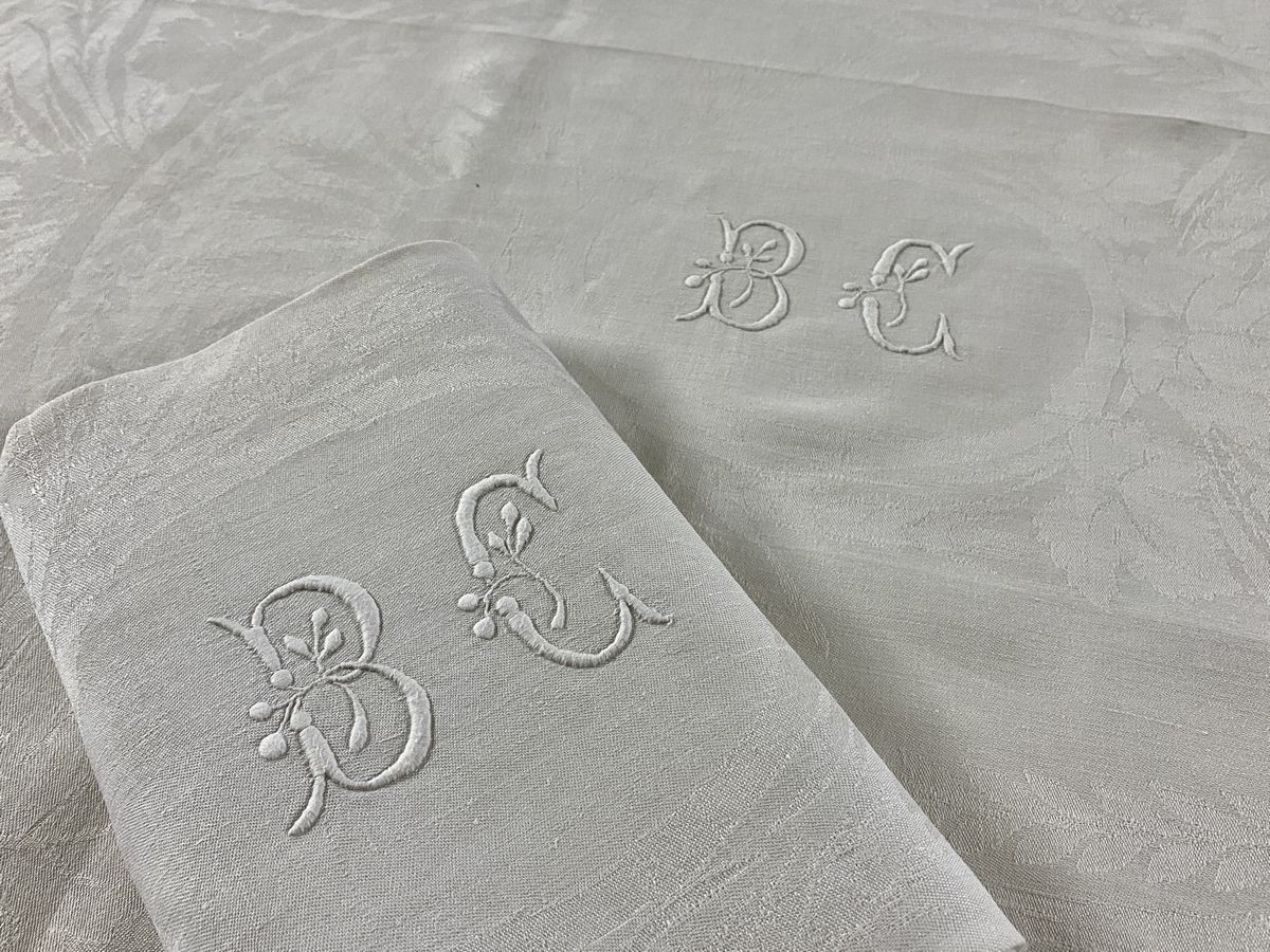Null 一套12条毛巾，白色棉质大马士革，在十九世纪末绣有公元前的字母图案，在中央的叶状徽章上用布尔登针法绣有花朵。

81 x 70厘米

TBE (原样)