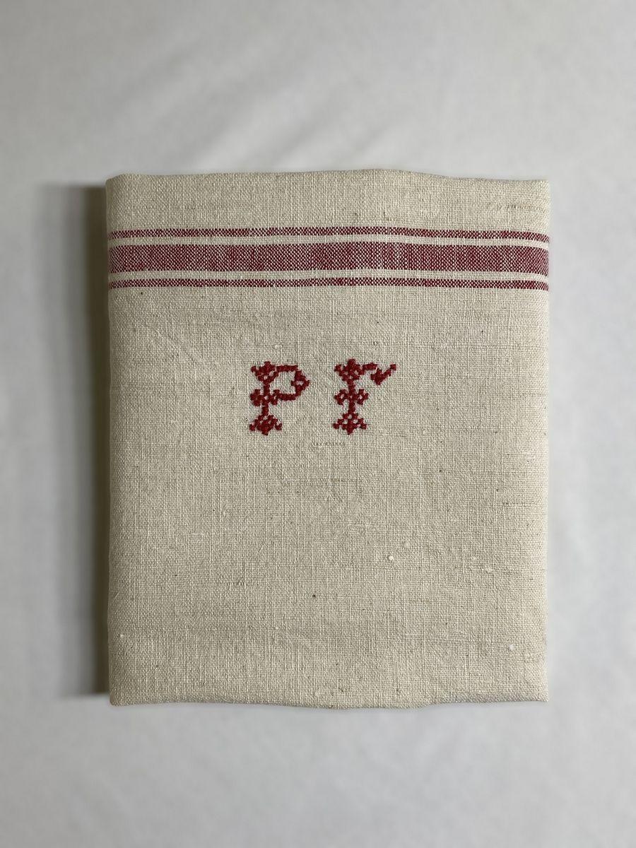 Null 7套20世纪初编织和刺绣的亚麻布手杖，红色条纹和PF十字绣图案。

63 x 72 cm

TBE (原样)