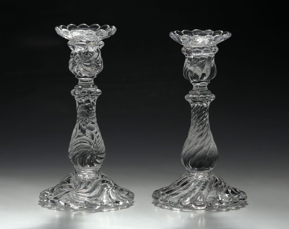 BACCARAT - DEUX BOUGEOIRS en cristal moulé pouvant former paire de la Fin du XIX&hellip;