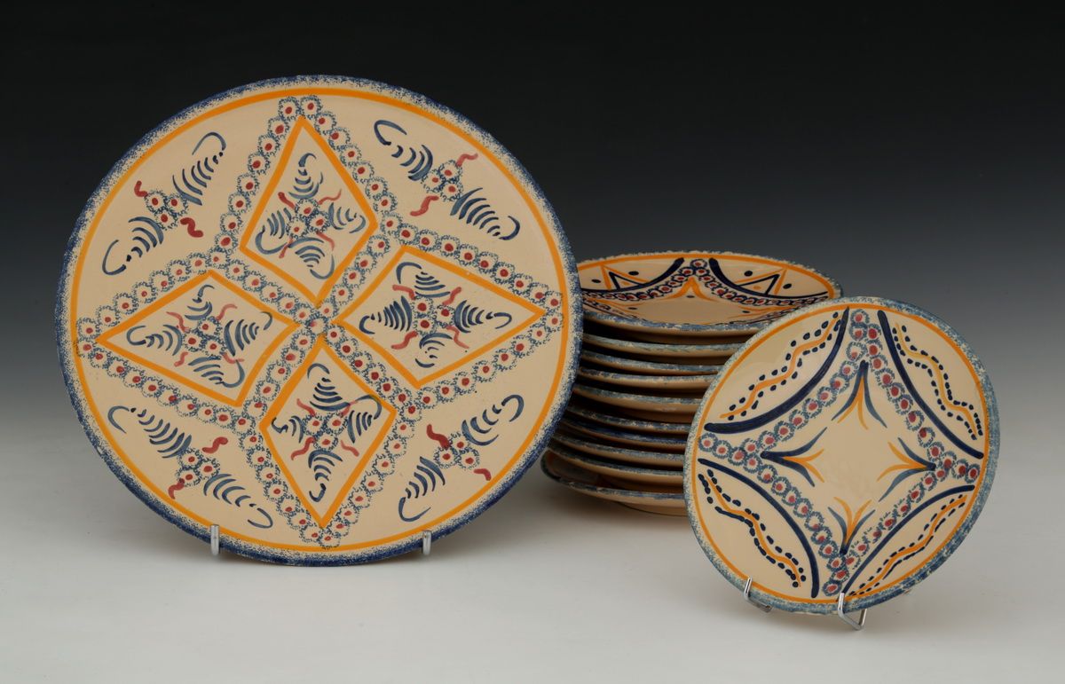 Null HENRIOT QUIMPER - 12件礼品套装 砂陶器 1930年左右，有多色装饰的菱形图案和四种装饰的花。

- 11个盘子 - 直径17.5厘&hellip;