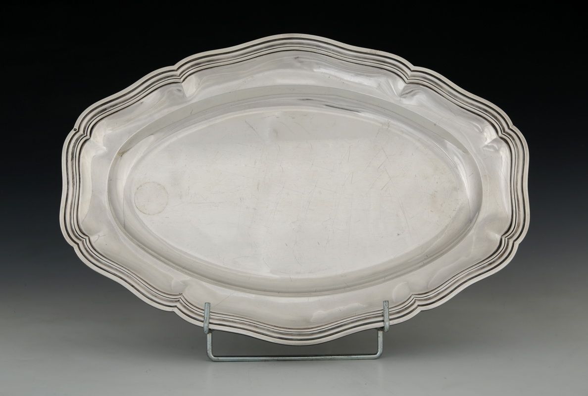 Null 由MELLERIO制作的18世纪-19世纪风格的带移动边缘的Minerva银950 Millièmes的椭圆形肉盘，带有圆角模子。

P.1097 g&hellip;
