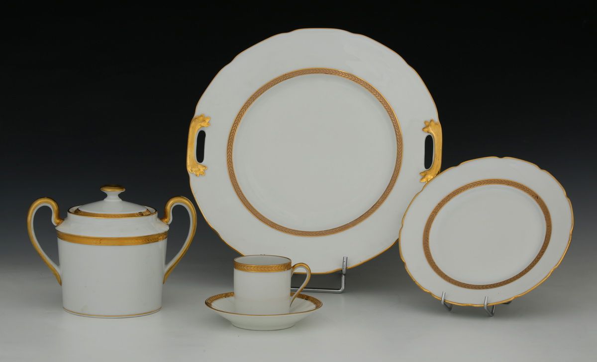 Null RAYNAUD ET DIVERS LIMOGES - 组合式咖啡和杯子套装26件，白色和金色瓷器，约1960年，有月桂树楣装饰

- 12个杯子 -&hellip;