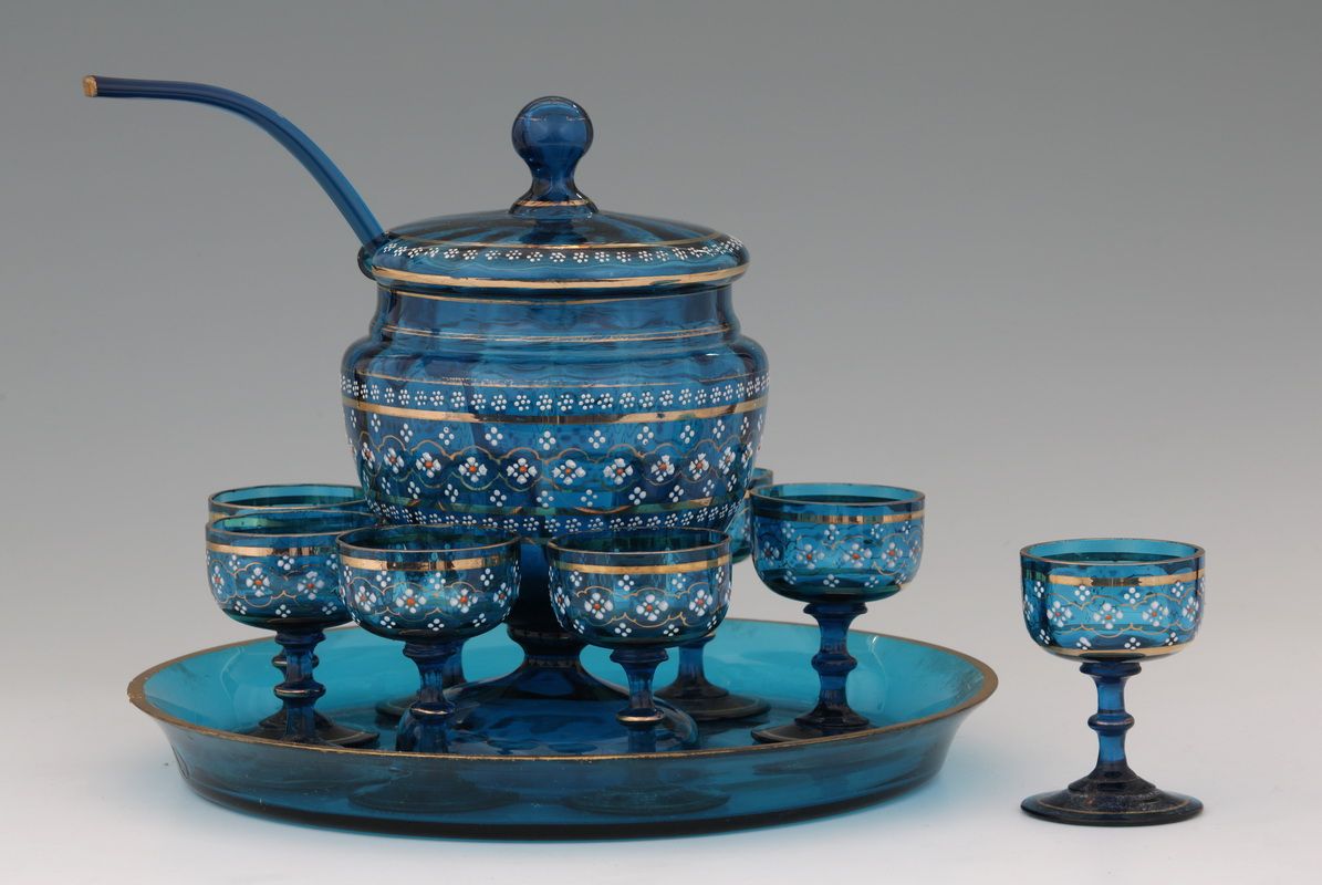 Null 11件蓝色珐琅彩和镀金水晶水果服务，波西米亚 1900年左右，有双色花。

- 一个带盖的碗和它的勺子--高24.5厘米

- 8杯 - 高9,4厘米&hellip;