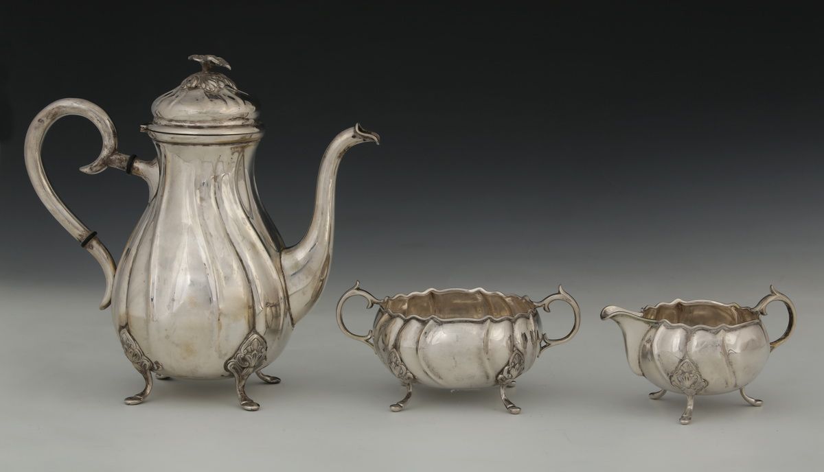 Null 3件826MILLES银质茶具 - 丹麦克里斯蒂安十世时期，扭曲的肋骨，带叶子图案的凸脚。

- 1个咖啡壶，带花形盖子和乌木手柄 - 高24厘米

&hellip;