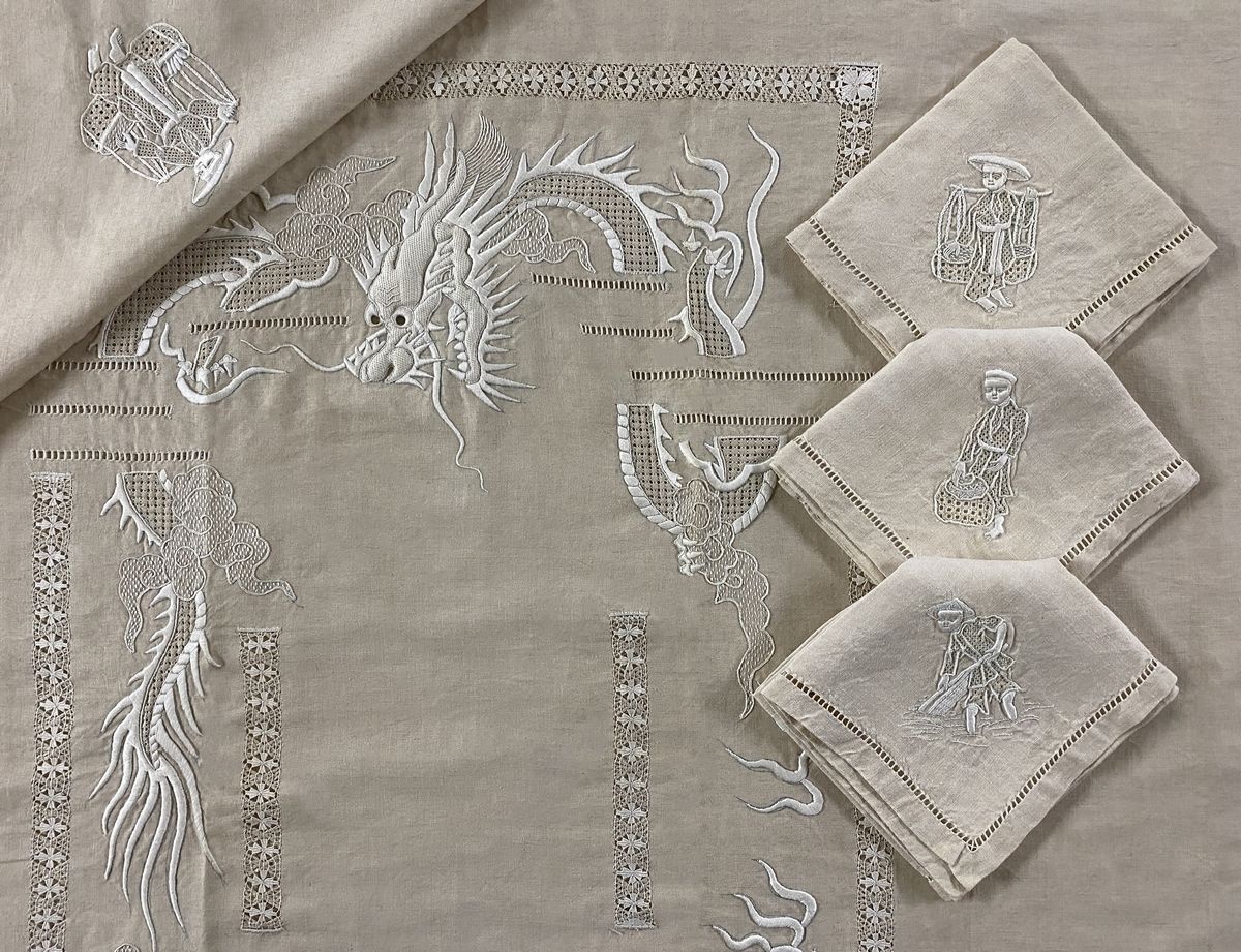 Null 印度支那1940年左右的刺绣白麻布矩形桌布和12条毛巾，桌布上有龙，毛巾上有穿着传统服装的人物，每条毛巾都有不同的设计。

270 x 168 厘米
&hellip;