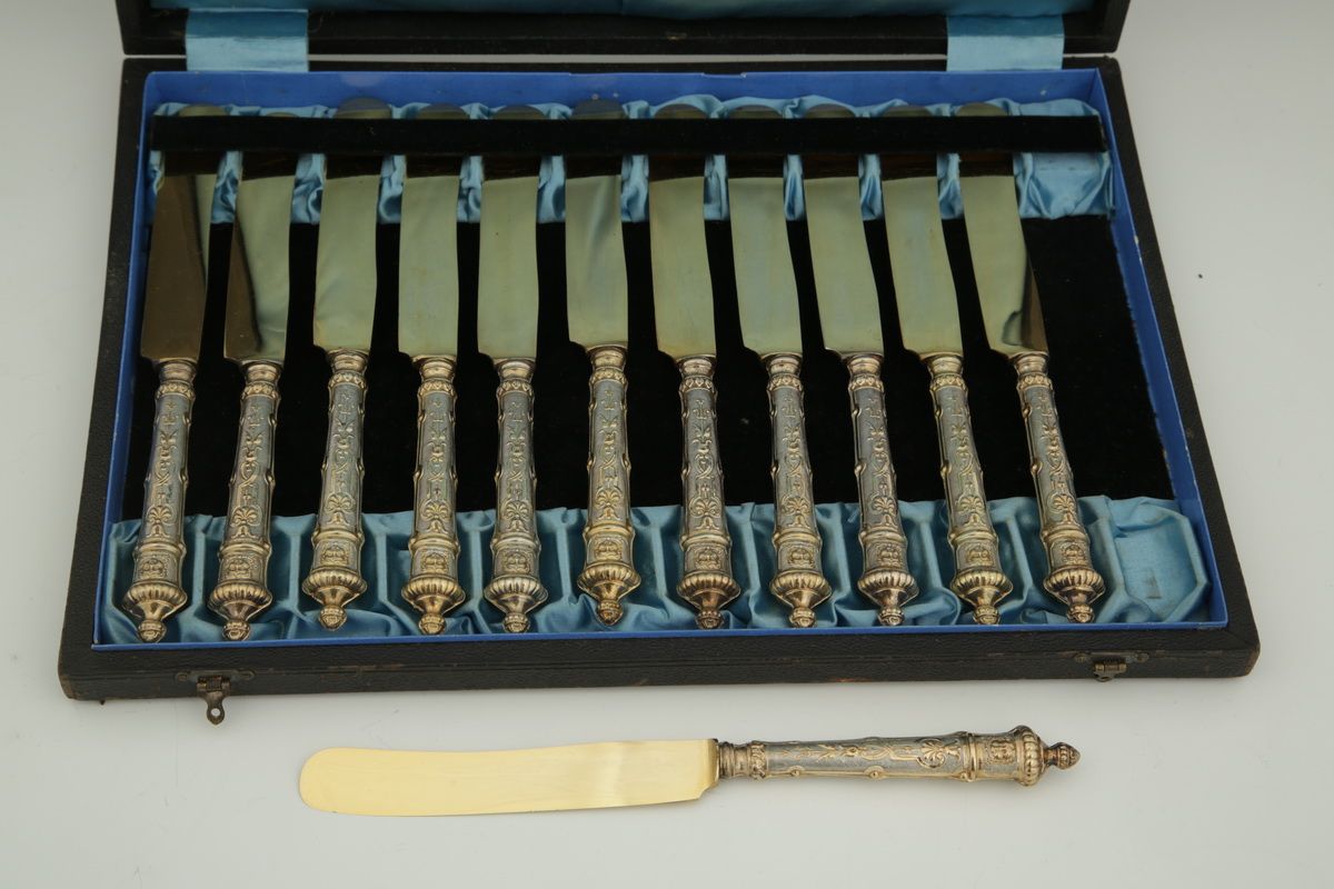 Null SET OF 12 CHEESE KNIVES with silver handles, partially gilt Foreign work fr&hellip;