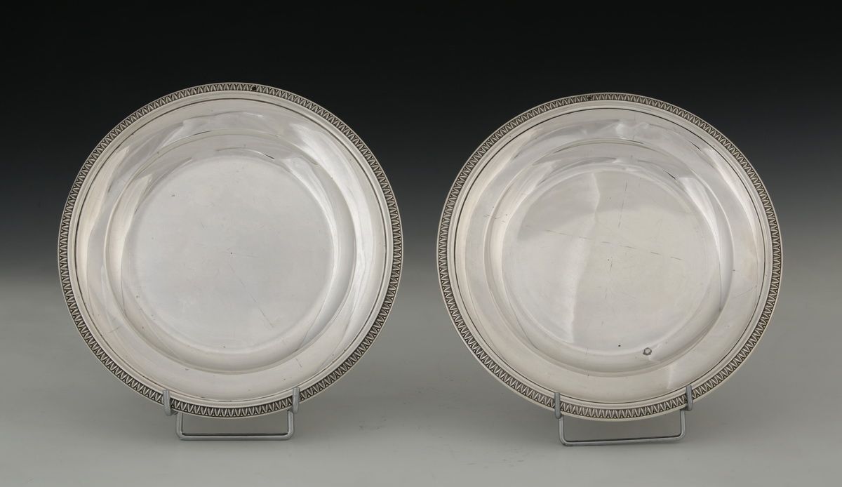 Null LEBRUN制作的修复时期的950米银质圆盘一对，带水叶装饰

标记为巴黎1819-1838年

P.1110 g

D. 24厘米

TBE（使用后&hellip;