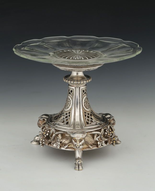 Null CHRISTOFLE - 19世纪末的镀银青铜器，带有文艺复兴时期的藤枝、刺叶和珍珠造型的装饰

四只蹄子上有狮子头的附件

白色模制玻璃面板，带星形&hellip;