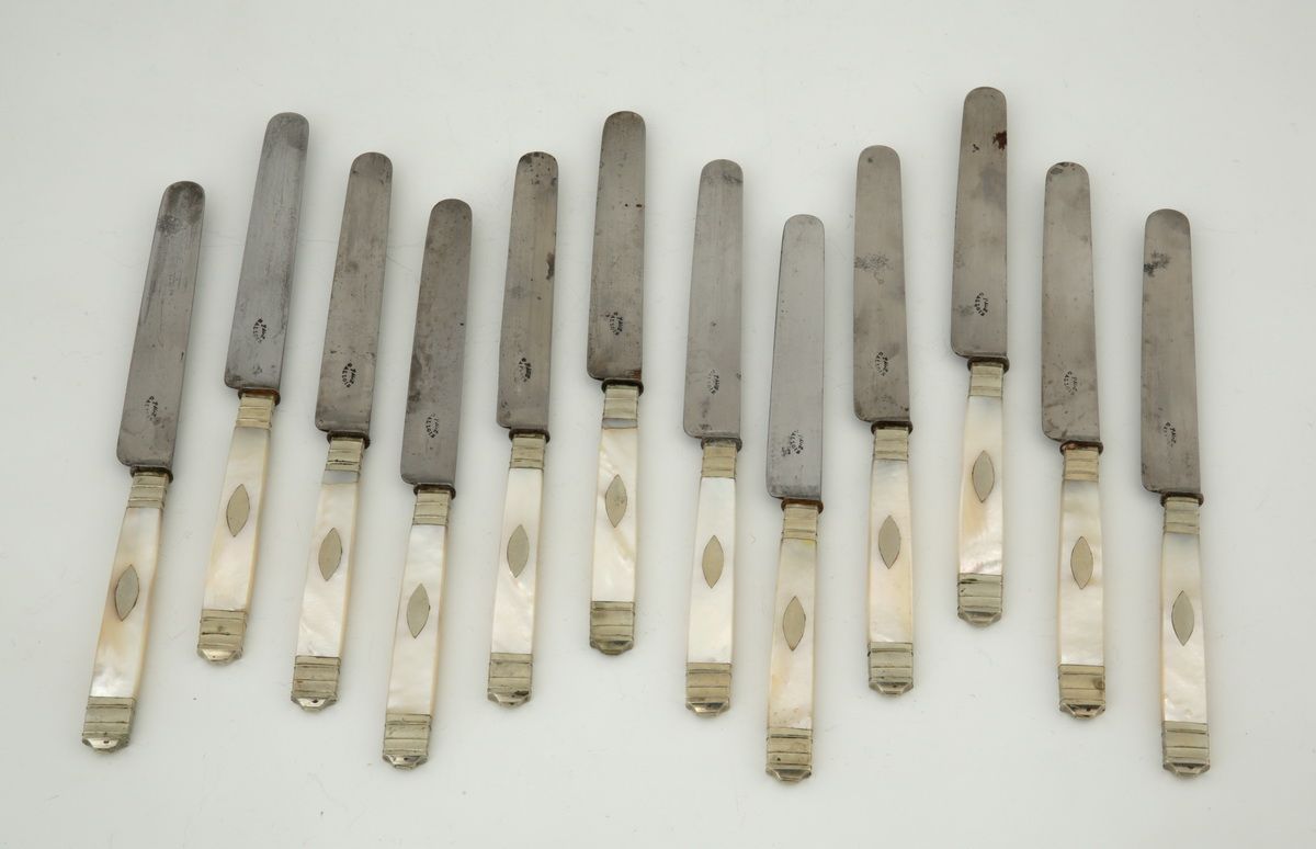 Null SET OF 12 CHEESE KNIVES with mother-of-pearl handle, ferrule, base and silv&hellip;