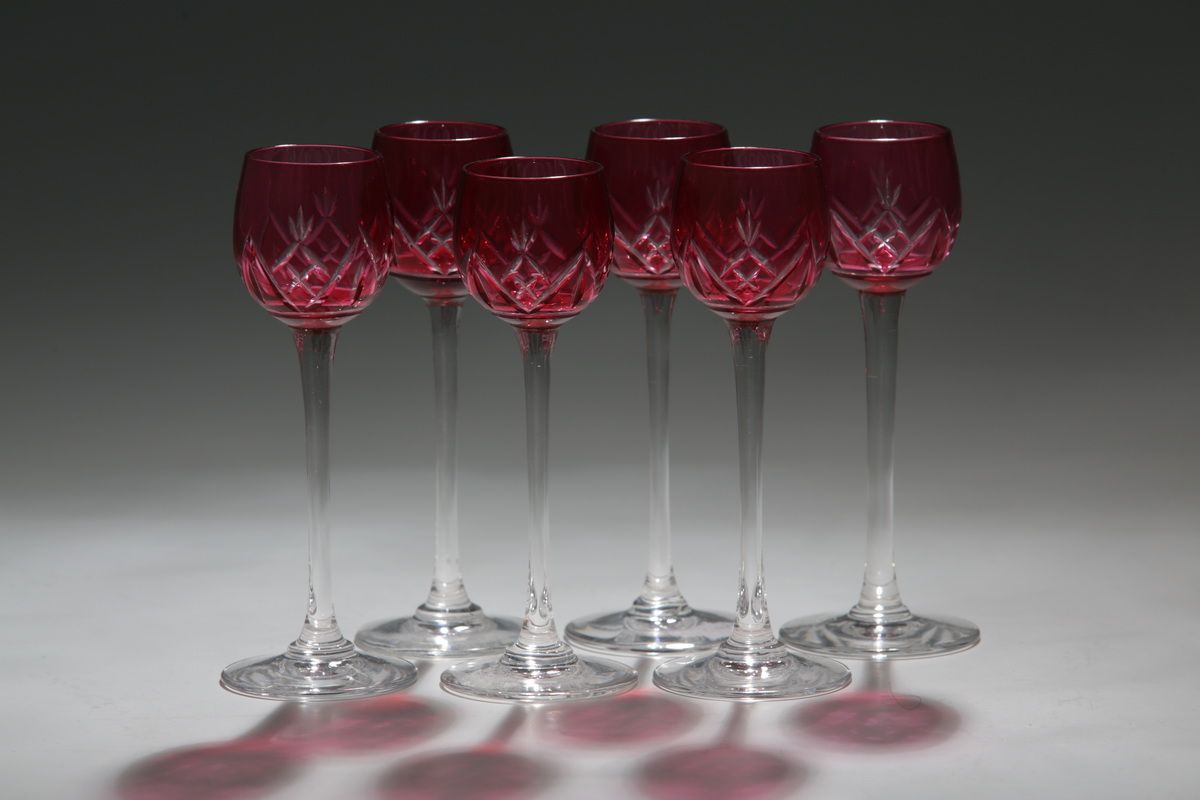 Null SET OF SIX TWO COLORED LIQUEUR GLASSES in red and white cut crystal overlay&hellip;