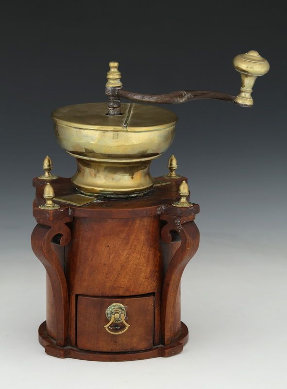 Null 咖啡机 - 英格兰18世纪的果木、黄铜和锻铁制作的咖啡机

侧面有独立的控制台，上面有一个种子。

陀螺的把手

H.32厘米

D. 18厘米

T&hellip;
