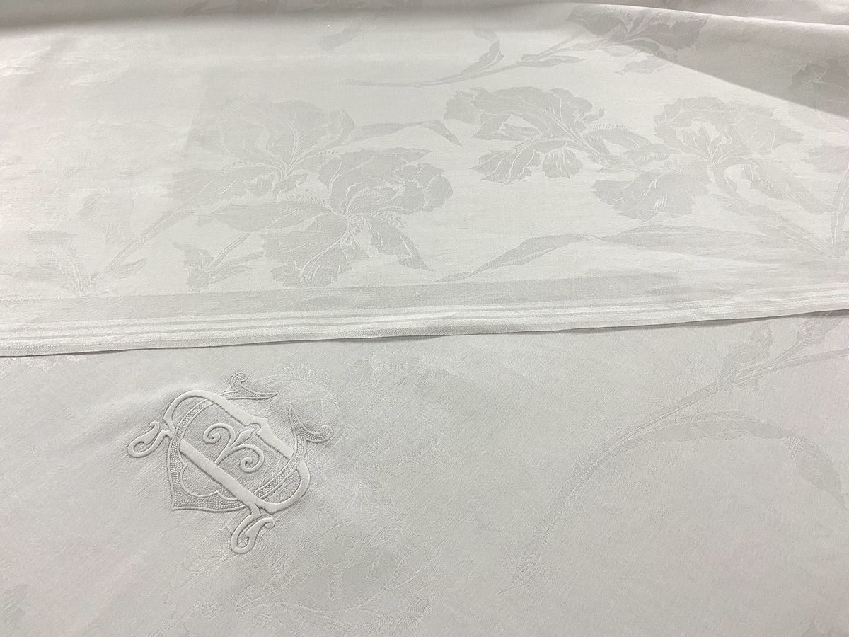 Null 大而美丽的白色棉质大马士革地毯，上面绣有鸢尾花和两个GD字母，采用布尔登针法。

512 x 176厘米

BE（两个小孔）
