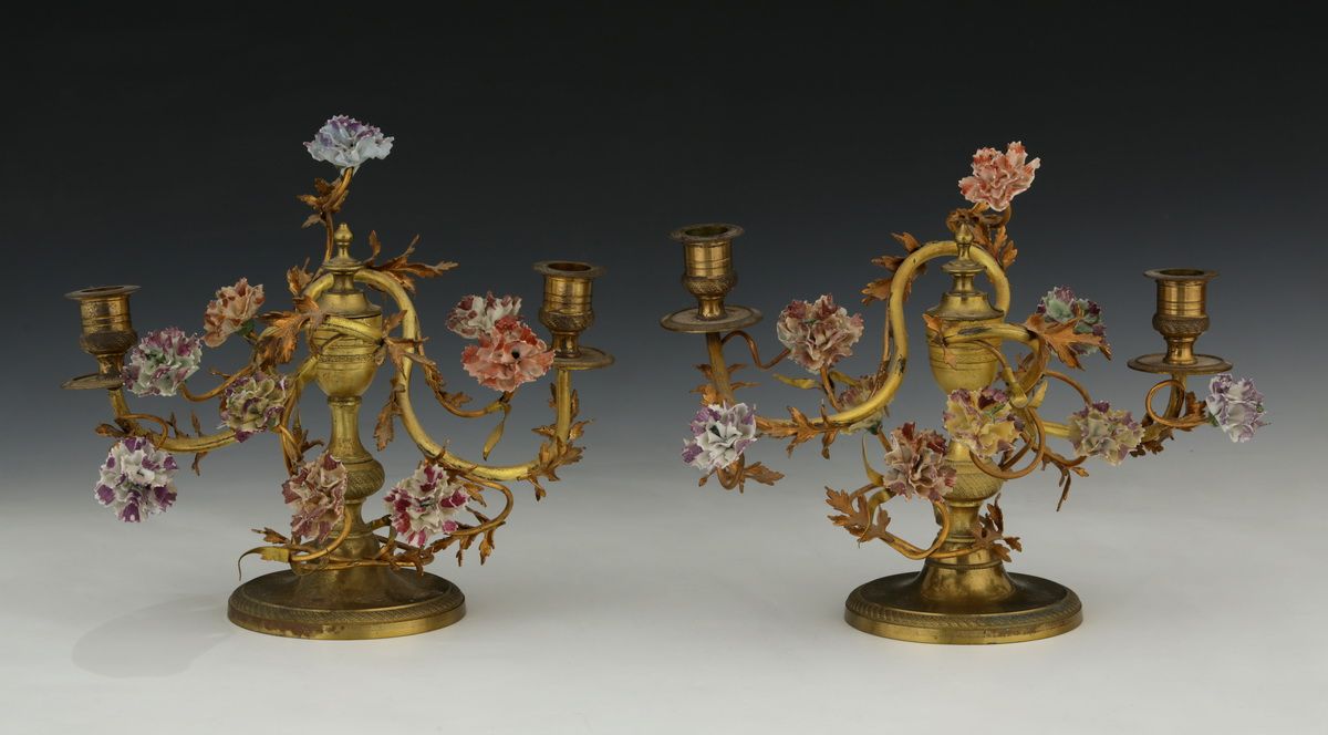 Null PAR DE CANDELABROS DE MESA DE DOS LUCES en bronce dorado y flores de porcel&hellip;