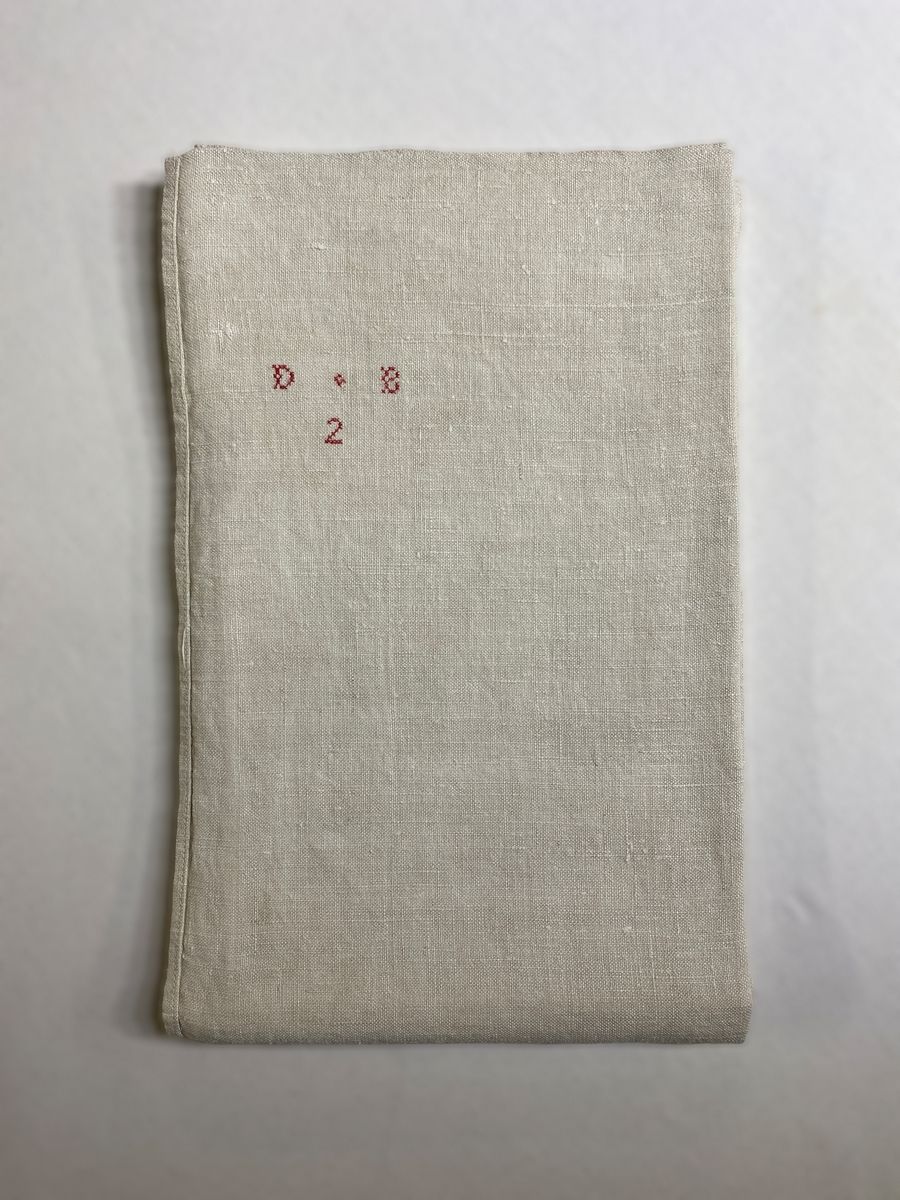 Null 一套9把19世纪末的白色亚麻布手杖，上面有红色十字绣的DB标记。

112 x 71,5 cm

TBE (原样)