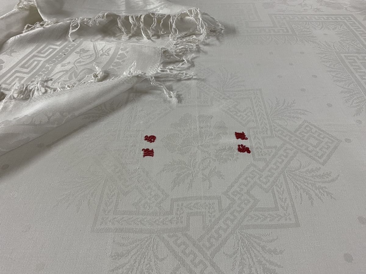 Null 绣有白色棉质大马士革的方形NAPPE，约1860-1880年，装饰有罂粟花、藤芽和希腊门楣，还有两个红色的SM字样，用bourdon针法缝制，边缘有褶&hellip;