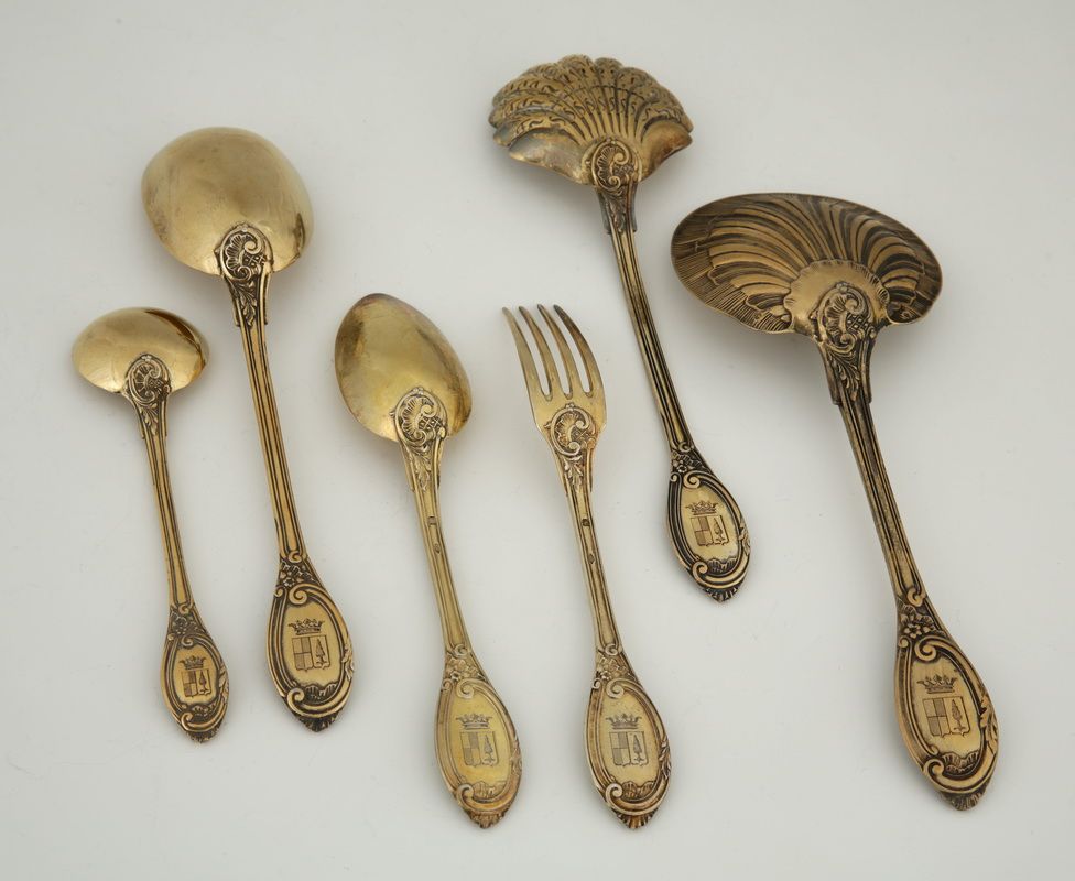 Null 55件由HENIN ET CIE制作的十九世纪末的银器，带有Rocailles的摄政装饰，铲子上刻有纹章和侯爵的皇冠

- 24件餐具，适用于entr&hellip;