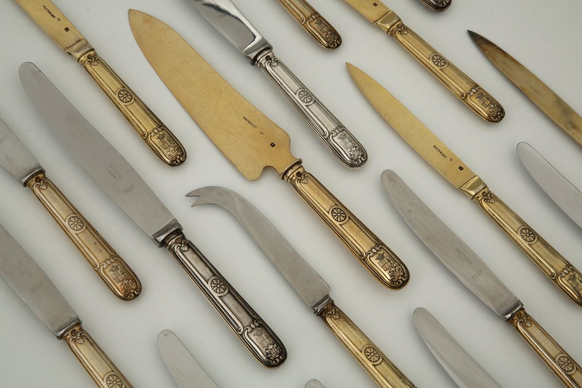 Null 十九世纪末BACHELET制作的74件银质和镀金Minerve 950 Millièmes刀具套装，带有摄政时期的玫瑰花和刺桐花装饰。

手柄上刻有印&hellip;