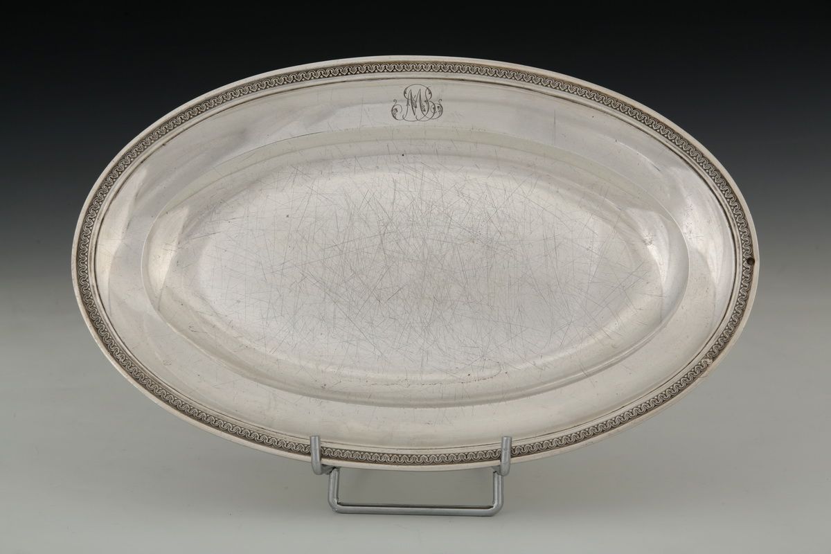 Null 复兴时期由查尔斯-德尼-诺埃尔-马丁制作的950米银质小圆盘，带有水叶造型和MB字样（后期）。

标记为巴黎1819-1838年

P. 606 g
&hellip;