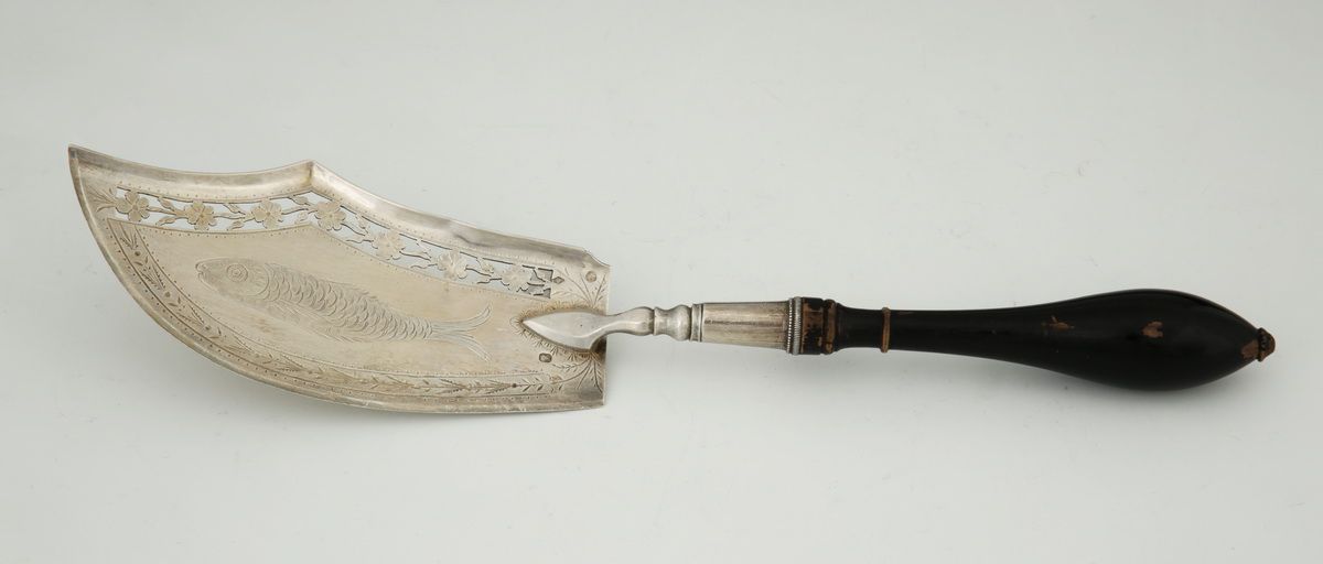 Null 修复时期的950米银鱼铲，铲子上刻有鱼和花的图案，转动的发黑木柄

标记为巴黎1819-1838年

银重86克

L. 32 cm

EM（小变形）