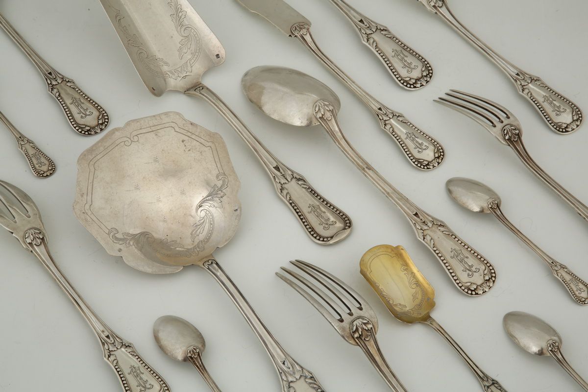 Null 一套70件套的银制800 Millièmes比利时套装的一部分 十九世纪末，带有路易十六时期的珍珠和刺桐叶的装饰

刻有FGJ字样的铲子。

.12件&hellip;