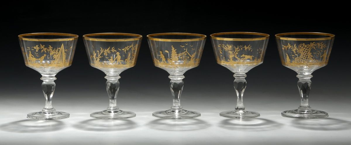 Null 一套5个CHAMPAGNE杯，可用作SORBET MUGS，18世纪风格，约1900年，有丰富的黄金装饰的香槟和Rocailles场景，每个杯子有不同&hellip;