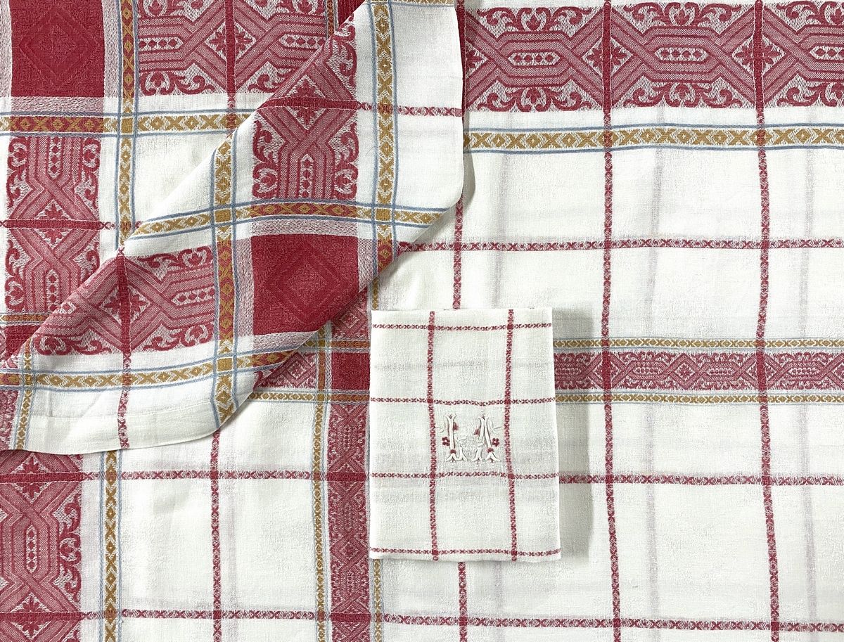 Null 约1880年，红色和金色几何图案的绣花大马士革枕头和8条毛巾，以及两个用布尔登针法缝制的洛杉矶图案，毛巾上有图案。

220 x 158 cm

BE&hellip;