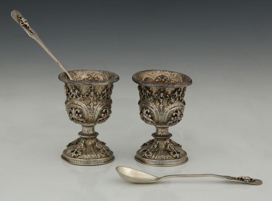 Null 一对MEDICIS形状的炊具及其勺子，银制，千分之812.5，芬兰1828年，有丰富的文艺复兴时期的胡须面具装饰，里面有镀金。

P.158 g

H&hellip;