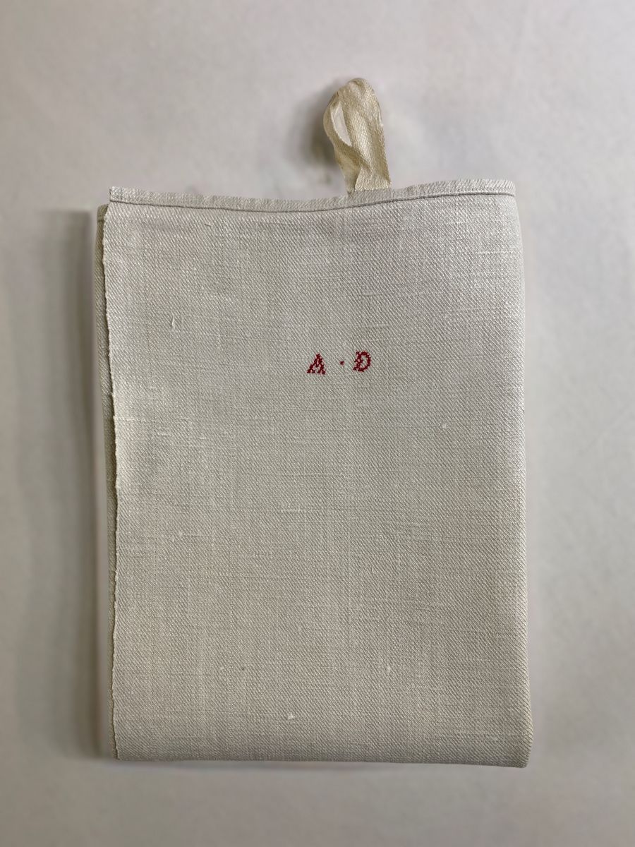 Null 两套19世纪末的白色亚麻布TORCHONS，用十字绣标明AD（红色）。

有领带

68,5 x 91厘米和86 x 73厘米

TBE (原样)