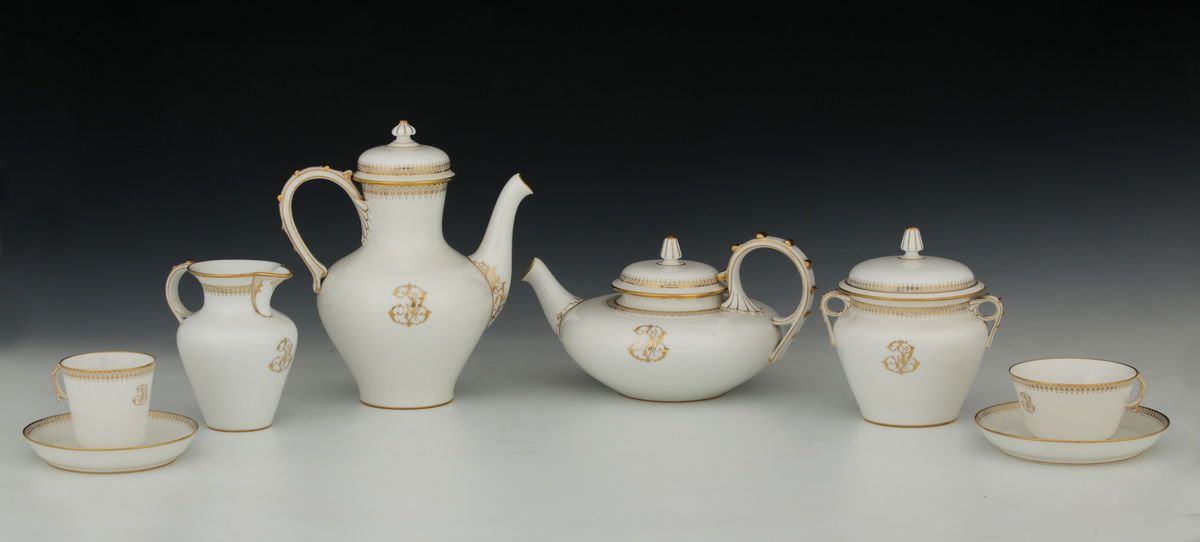 Null MANUFACTURE NATIONALE DE SEVRES 1901 - 一套18件的白瓷茶具，日期为1901年，有金色的棕榈花装饰和字母图案。
&hellip;