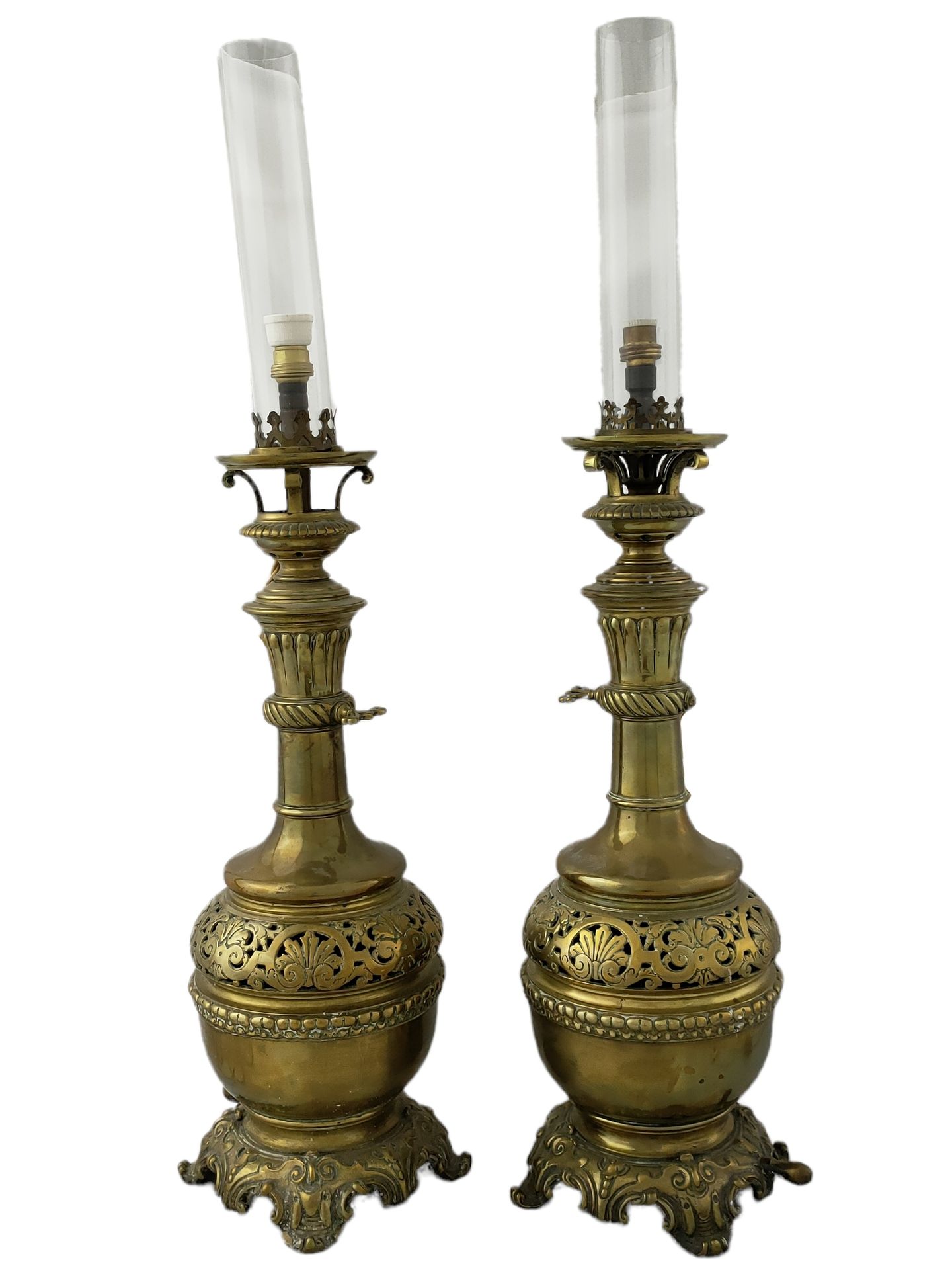 Null PAIRE DE LAMPES anciennement à gaz de forme balustre Circa 1860-1880 en bro&hellip;