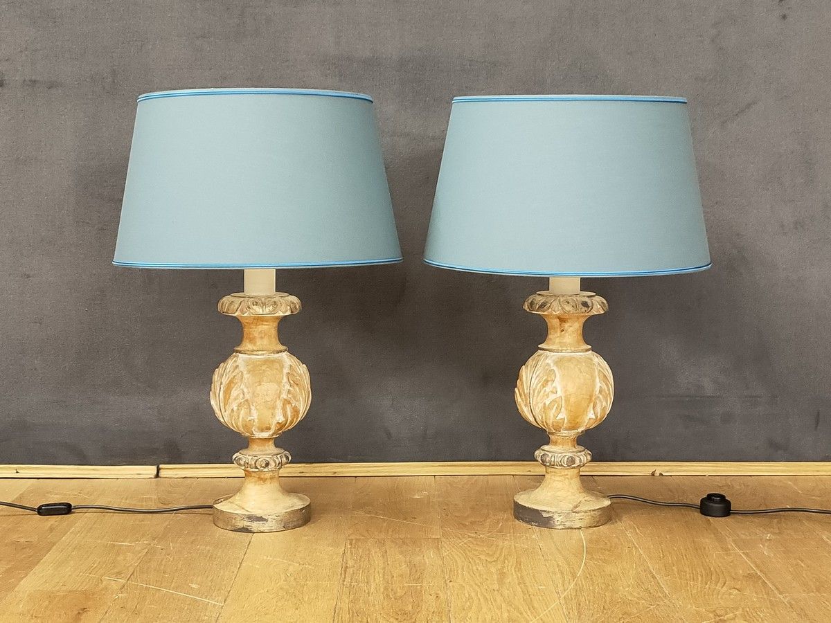 Null TWO PAIRS OF MODERN LAMPS in the Louis XIV style with carved wooden bases

&hellip;
