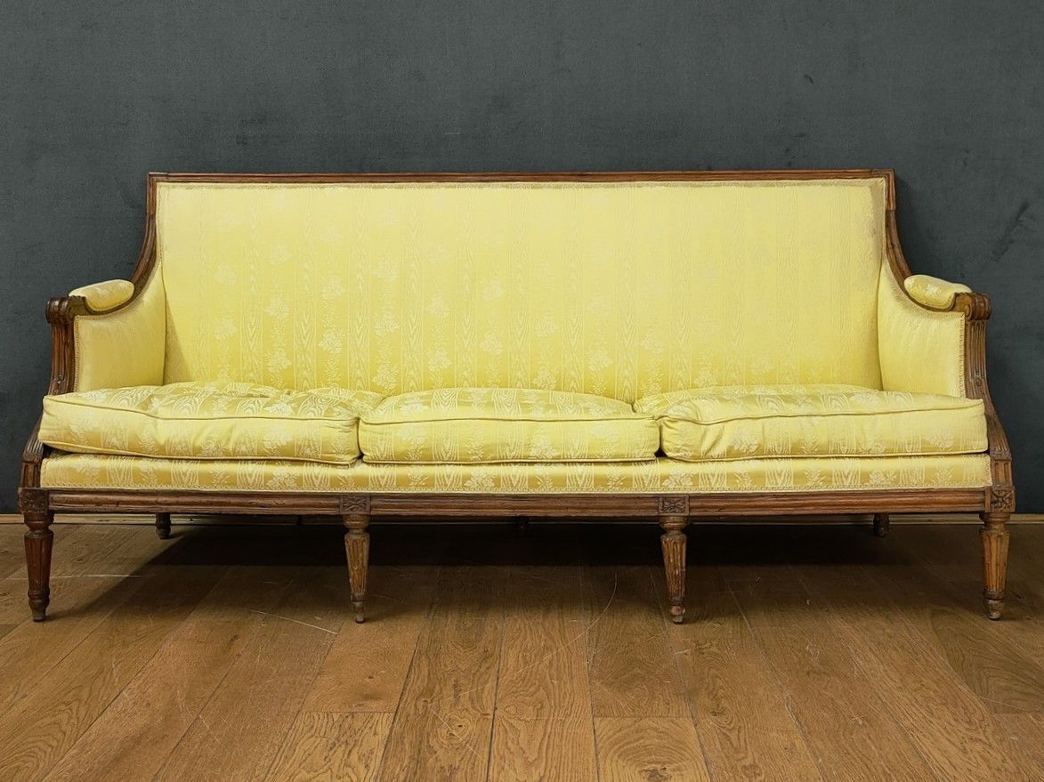 Null 路易十六时期的大型长方形平背沙发，天然木质，带弧形凹槽和仿古漆，靠在6条腿上。

82 x 172 x 64 厘米

黄色大马士革坐垫的内饰