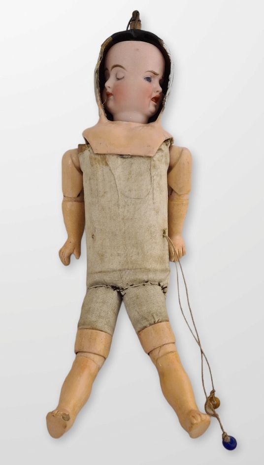 Null 卡尔-伯格纳创作的三面体娃娃，约1920年

雕像的头部和铰接的身体由漆面构成并覆盖有织物

长：28.5厘米

(小事故和缺失的部件，阻尼上的黑色胶&hellip;